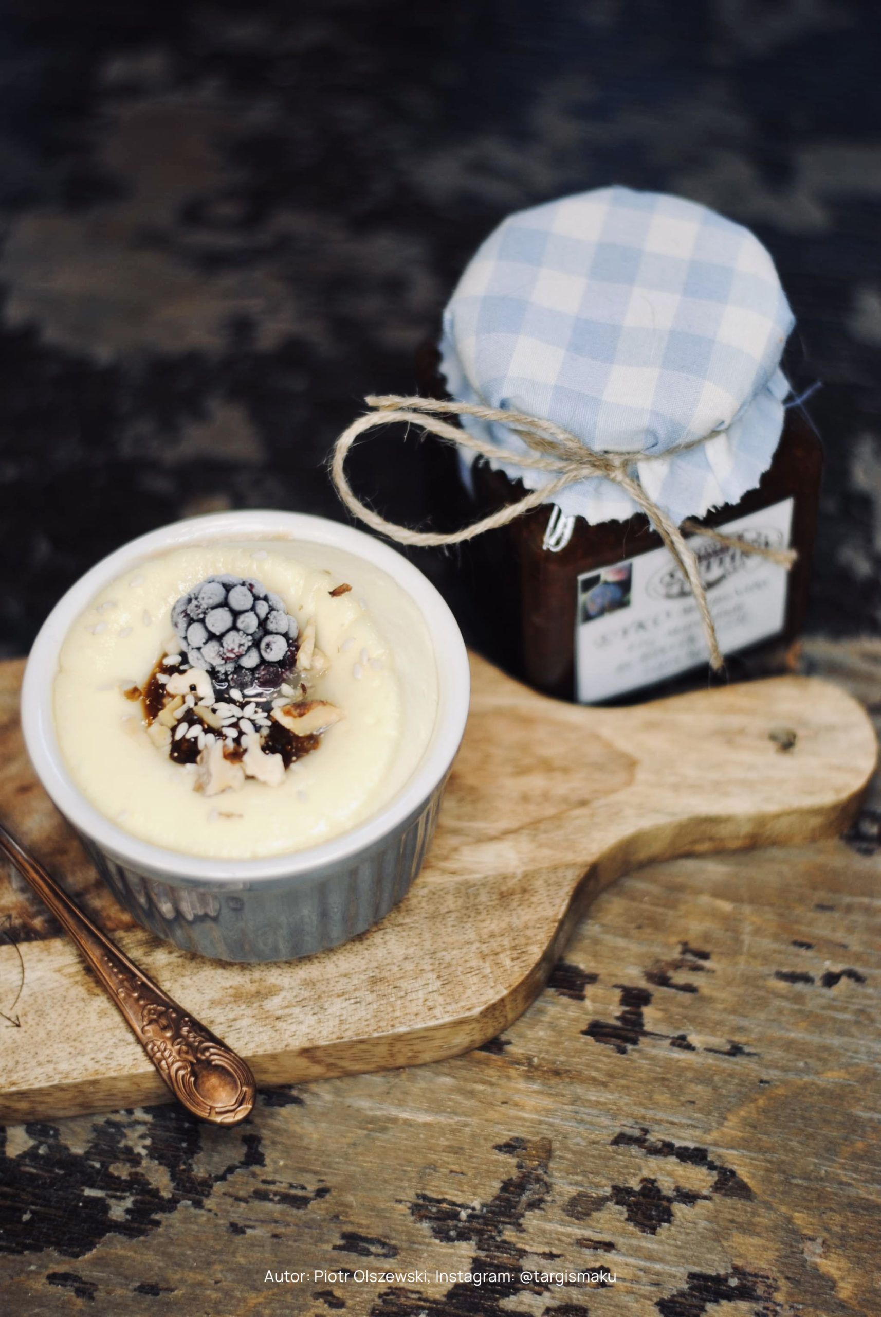 Przepis na pieczony jogurt grecki z konfiturą z fig, miodem, wanilią, orzechami i sezamem