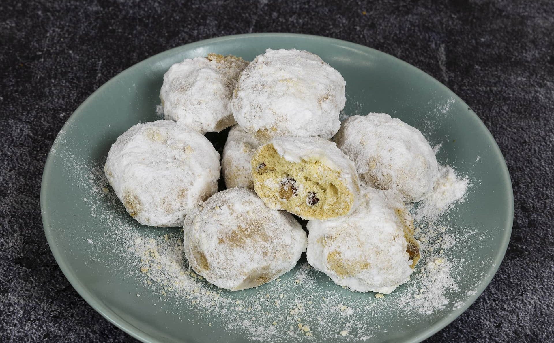 Kourabiedes – kruche, aromatyczne ciasteczka z Grecji na święta Wielkanocy i Bożego Narodzenia