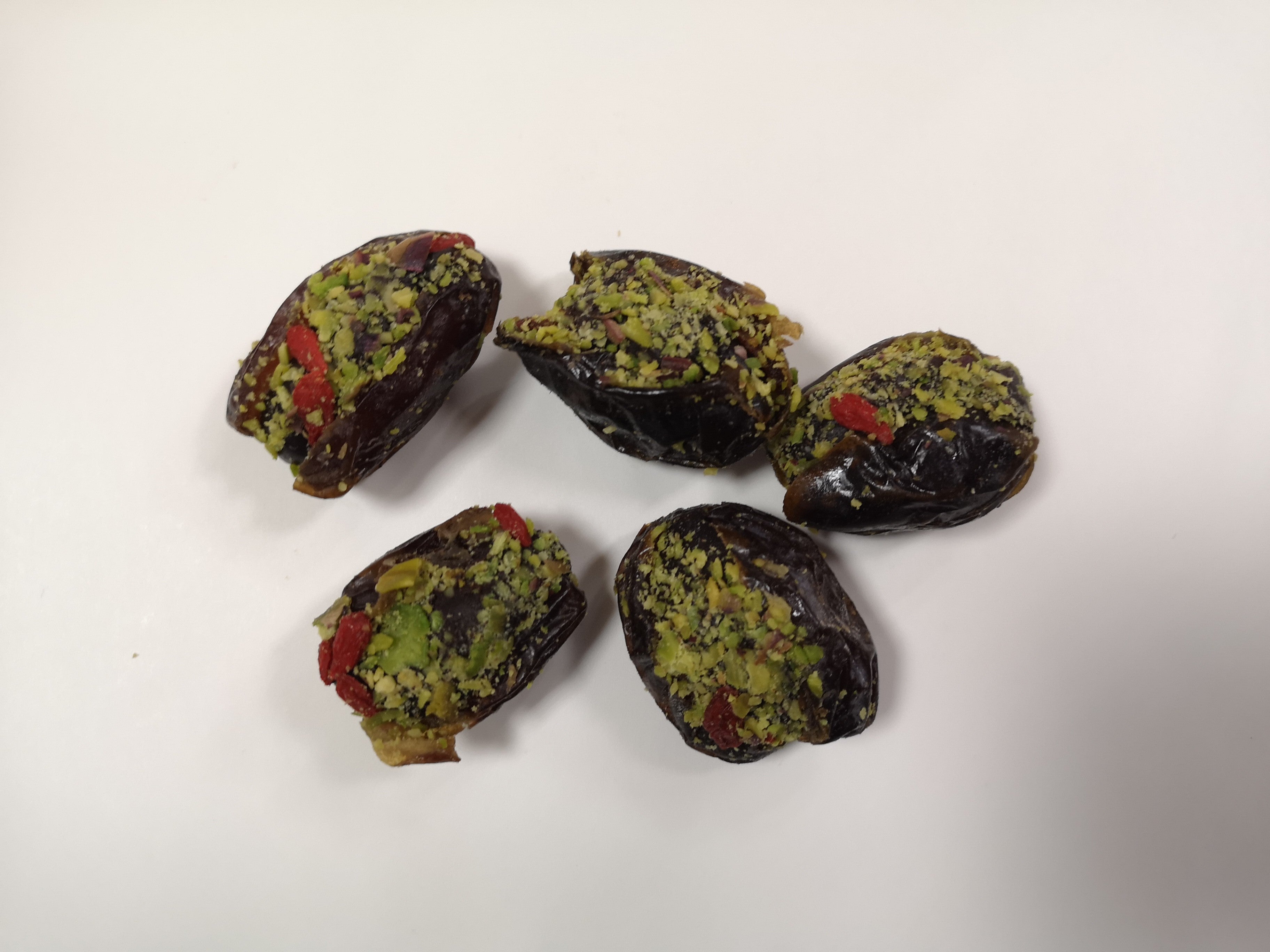 Daktyle z masą pistacjową, pistacjami i jagodami goji