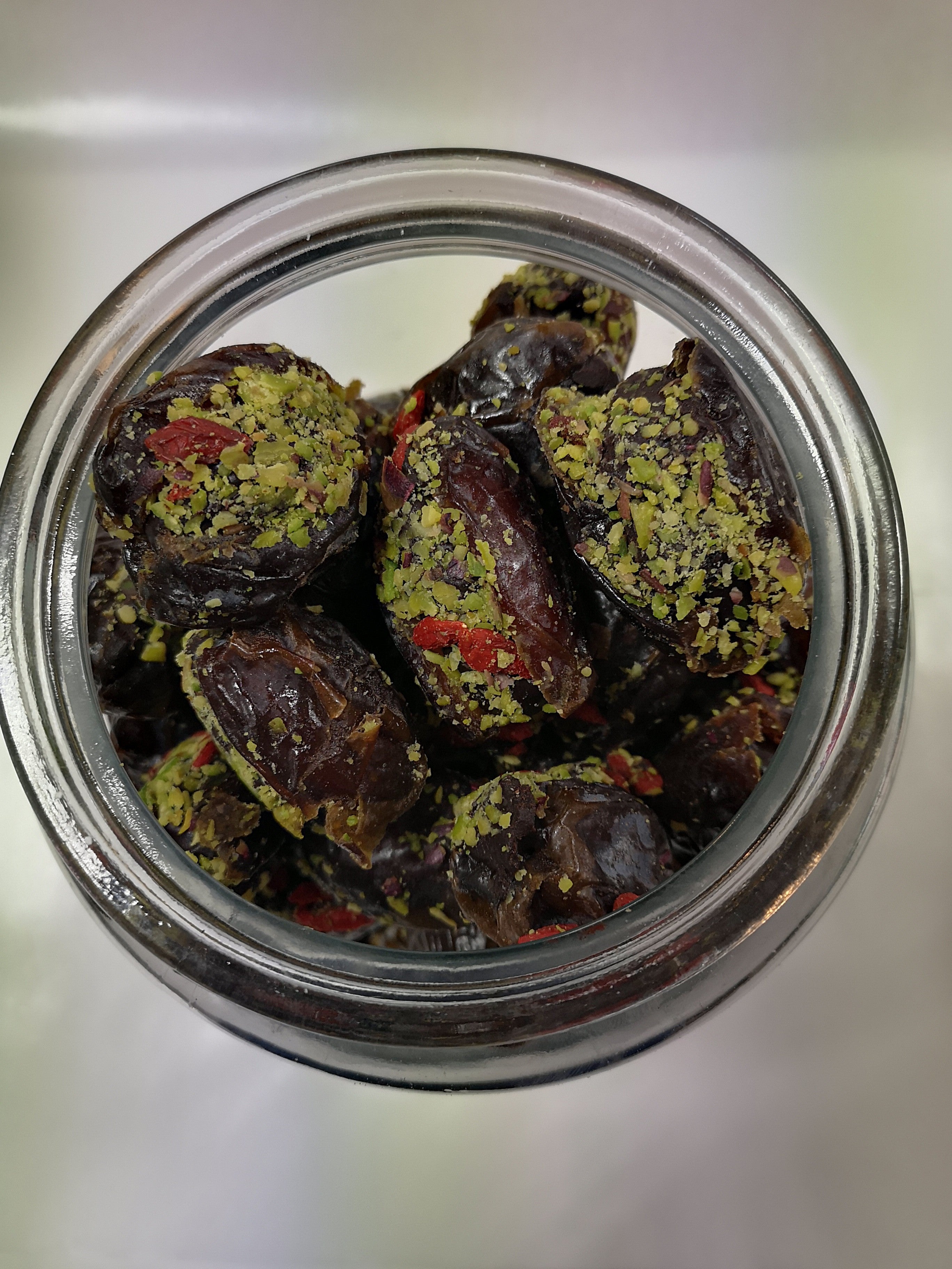 Daktyle z masą pistacjową, pistacjami i jagodami goji