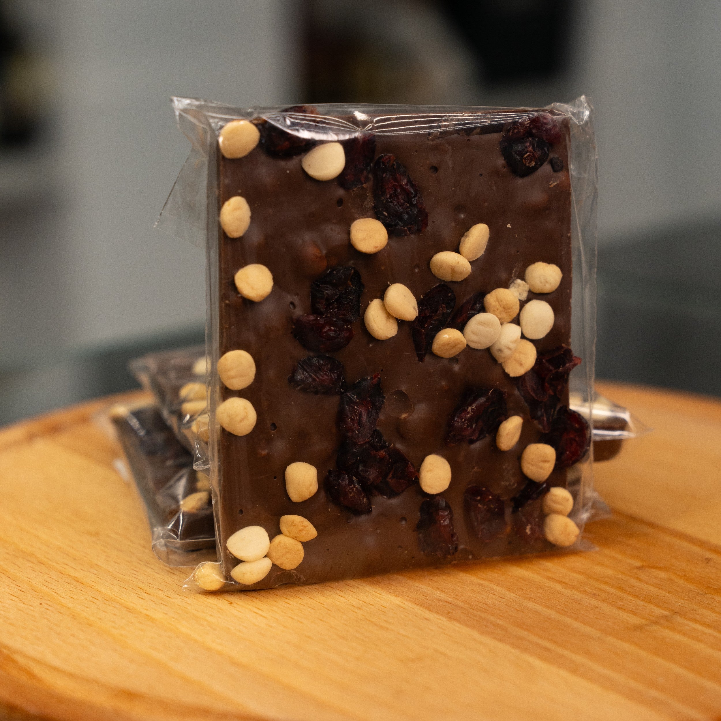 Czekolada mleczna z biszkoptem i żurawiną  ok. 100 g