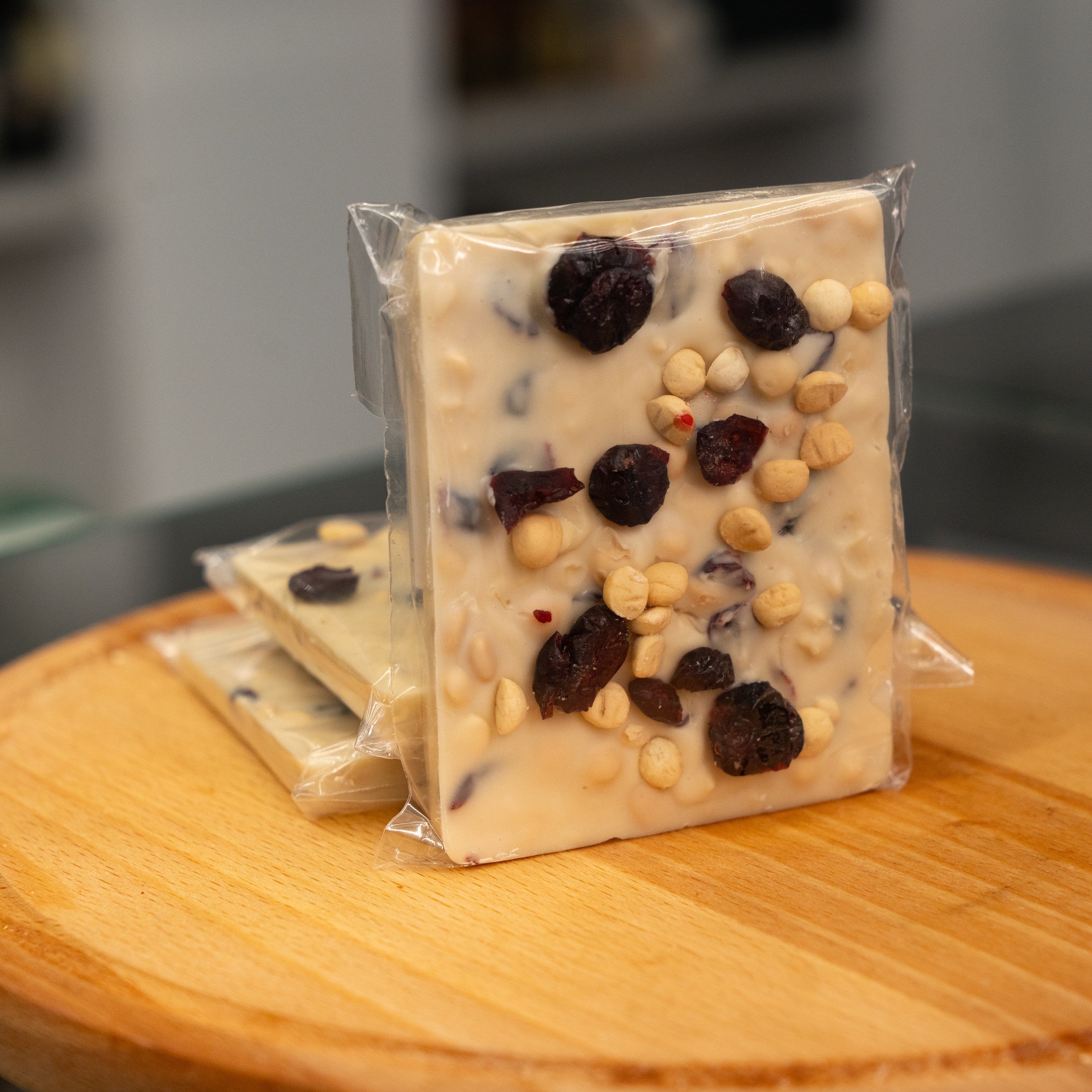 Czekolada biała z biszkoptem i  żurawiną ok. 100 g