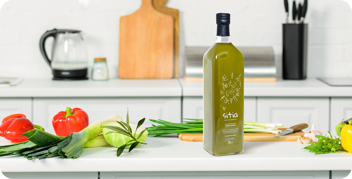 Wyjątkowa oliwa z słonecznej greckiej wyspy kreta, z regionu Sitia. Limitowana edycja, niefiltrowanej oliwy o pojemności 1l, zamkniętej w przeźroczystej butelce, aby można było zobaczyć wyjątkowy kolor oliwy.