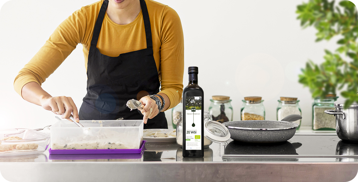 Grecka oliwa ZE WSI niefiltrowana extra virgin 0.3% z certyfikatem BIO w ciemnej butelce o pojemności 500 ml. Niezastąpiony produkt w każdej kuchnii śródziemnomorskiej