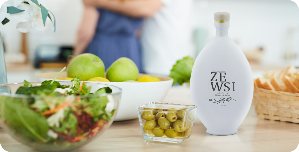 Śródziemnomorska oliwa ZE WSI w ozdobnej pięknej ceramicznej butelce. Oliwa pochodzi z Greckiego regiony kalamata, niezwykle łagodna w smaku, niefiltrowana, o kwasowości 0.3%, extra virgin.